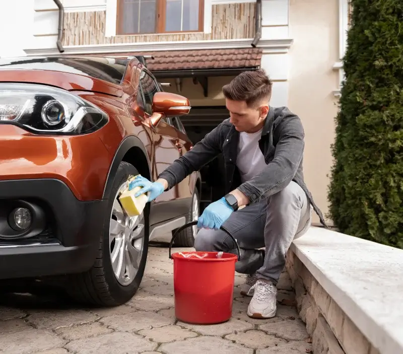 Lavage auto à domicile Saulxures-lès-Nancy : professionnel intervenant sur un véhicule